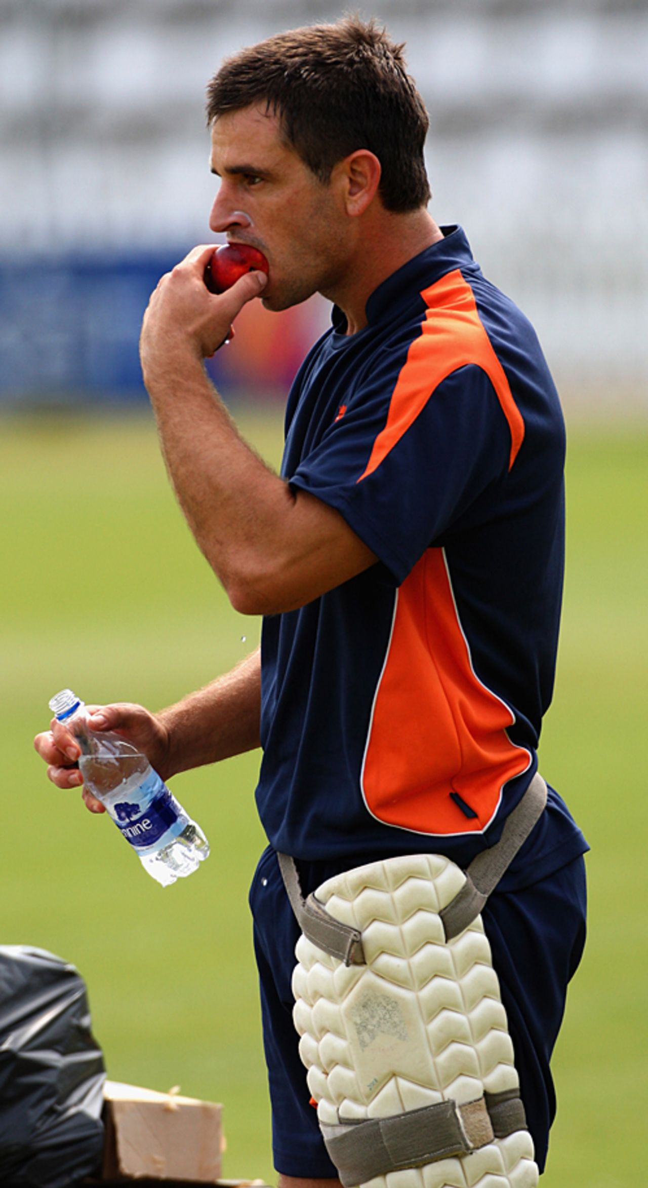 Ryan ten Doeschate grabs a bite during Netherlands' practice session, Lord's, June 4, 2009