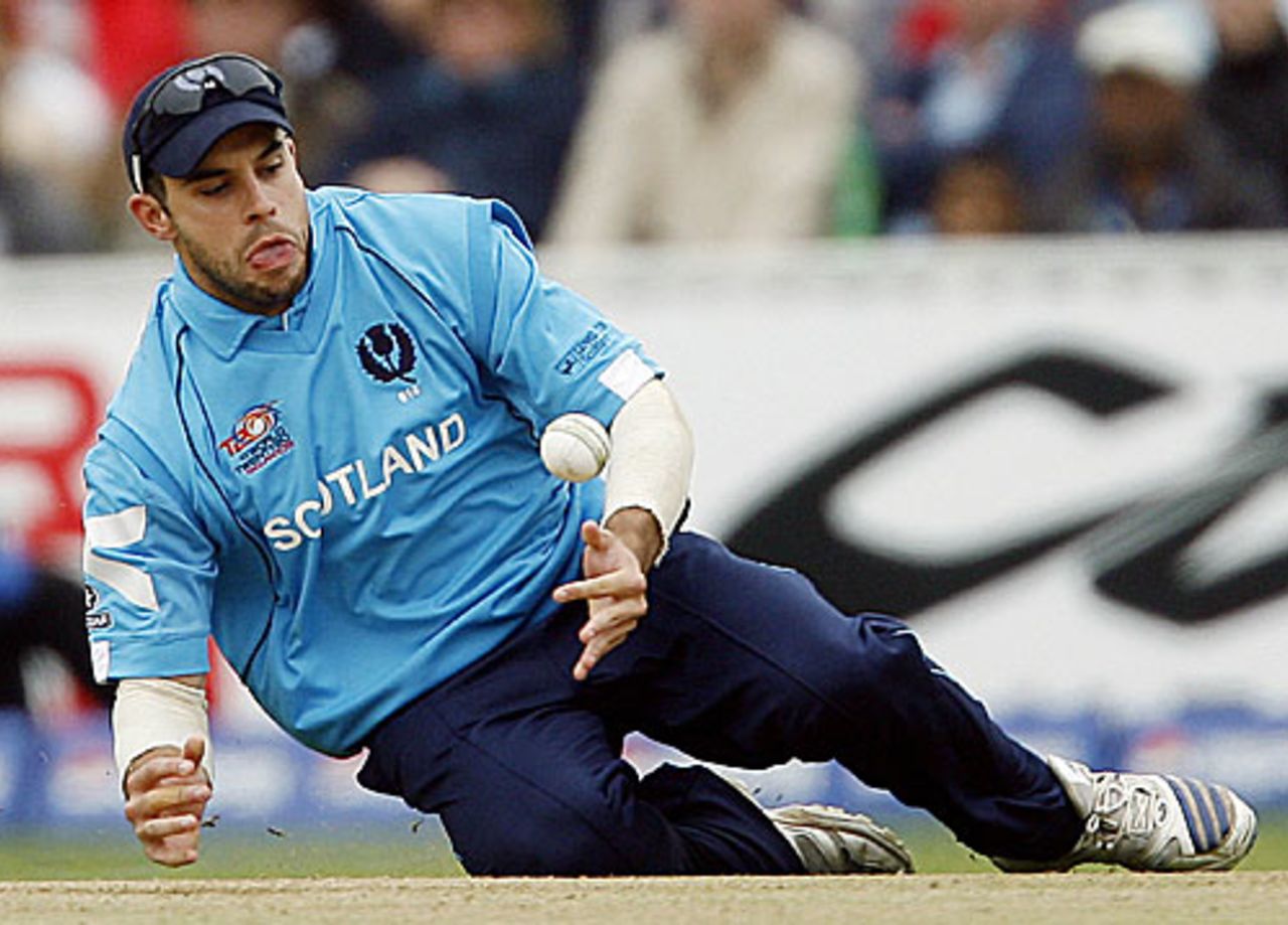 Kyle Coetzer spills a catch, New Zealand v Scotland, ICC World Twenty20, The Oval, June 6, 2009
