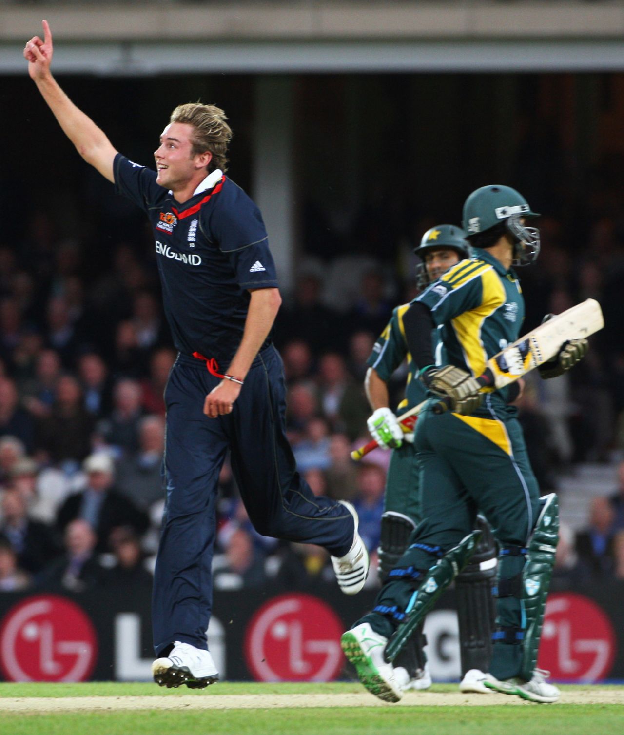Stuart Broad took two wickets in an over to set England on the road to victory, England v Pakistan, ICC World Twenty20, The Oval, June 7, 2009