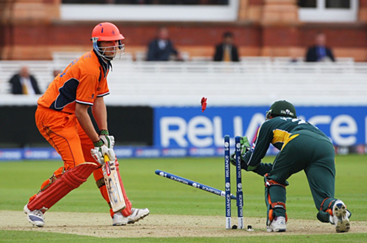 Daan van Bunge is stumped by Kamran Akmal, Netherlands v Pakistan, ICC World Twenty20, Lord's, June 9, 2009