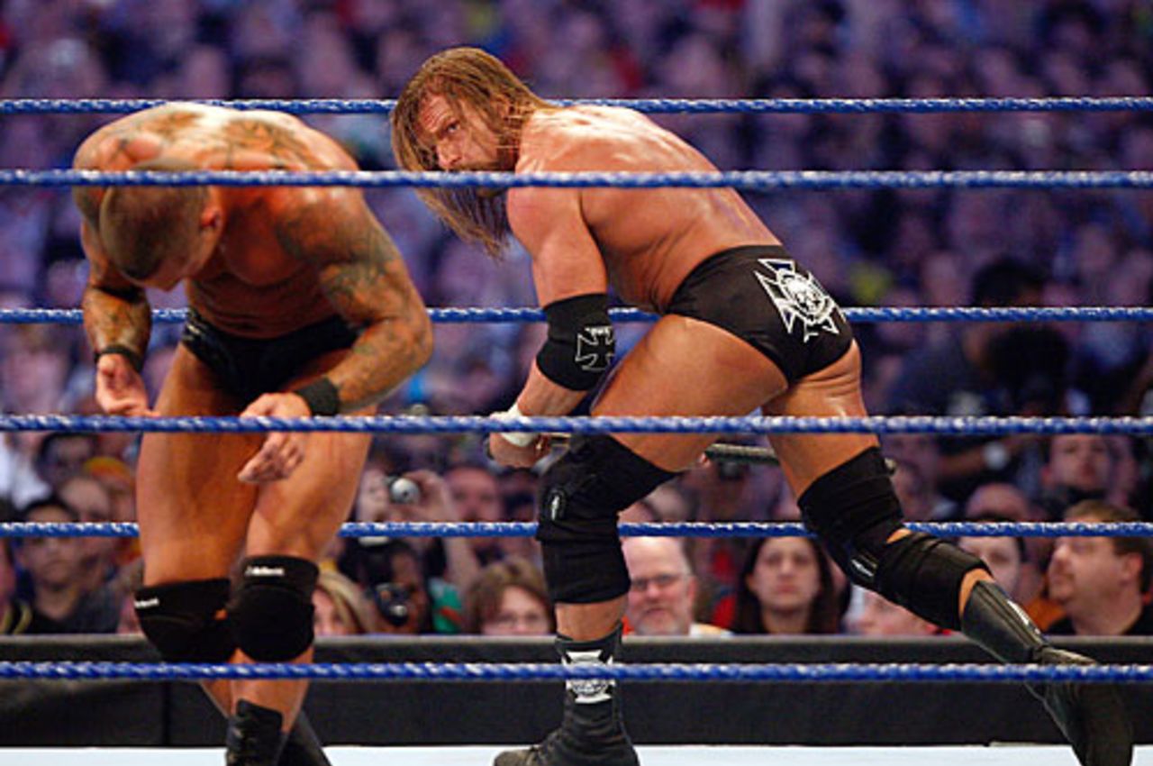 Triple H and Randy Orton fight in Wrestlemania, Houston, April 5, 2009