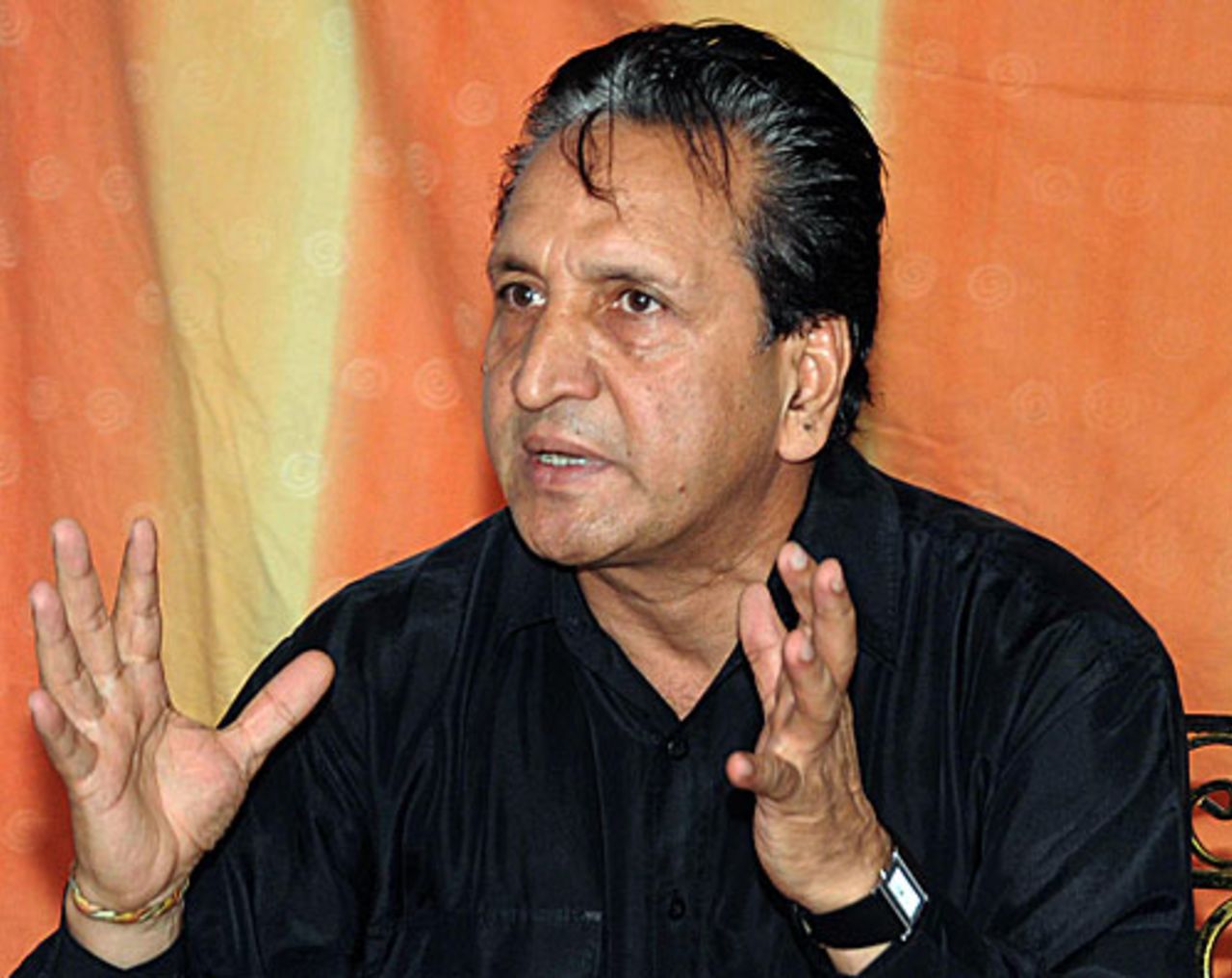 Abdul Qadir speaks to the media after quitting as chairman of selectors, Lahore, June 12, 2009 