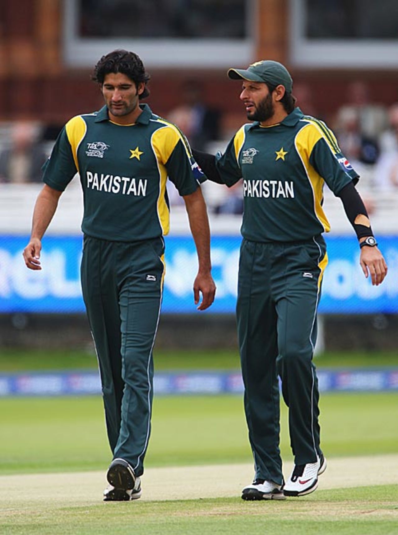 Sohail Tanvir gets some encouragement from Shahid Afridi, Pakistan v Sri Lanka, ICC World Twenty20 Super Eights, Lord's, June 12, 2009