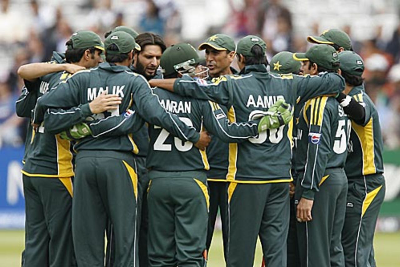 Pakistan players get into a huddle, Pakistan v Sri Lanka, ICC World Twenty20 Super Eights, Lord's, June 12, 2009