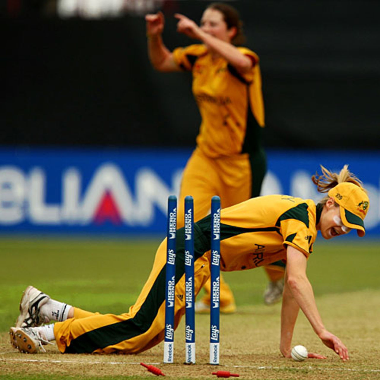 Leah Poulton runs out Lucy Doolan, Australia v New Zealand, ICC Women's World Twenty20, Taunton, June 12, 2009