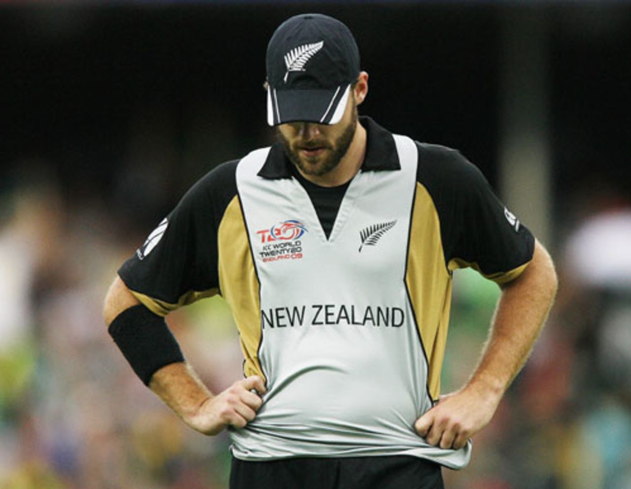 Daniel Vettori shows his frustration as Pakistan galloped towards a win, New Zealand v Pakistan, ICC World Twenty20 Super Eights, The Oval, June 13, 2009