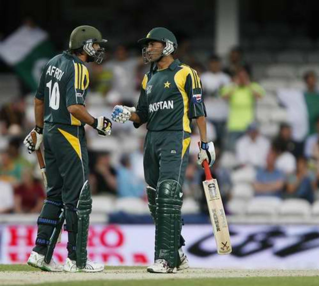 Shahid Afridi and Younis Khan confer during their innings, New Zealand v Pakistan, World Twenty20 , The Oval, June 13, 2009