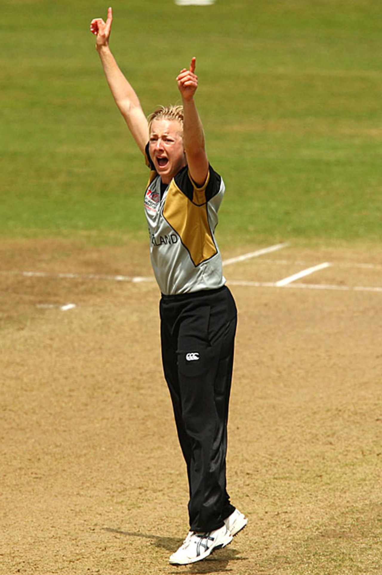 Sian Ruck successfully appeals for the wicket of Shandre Fritz, New Zealand v South Africa, ICC Women's World Twenty20, Taunton, June 15, 2009