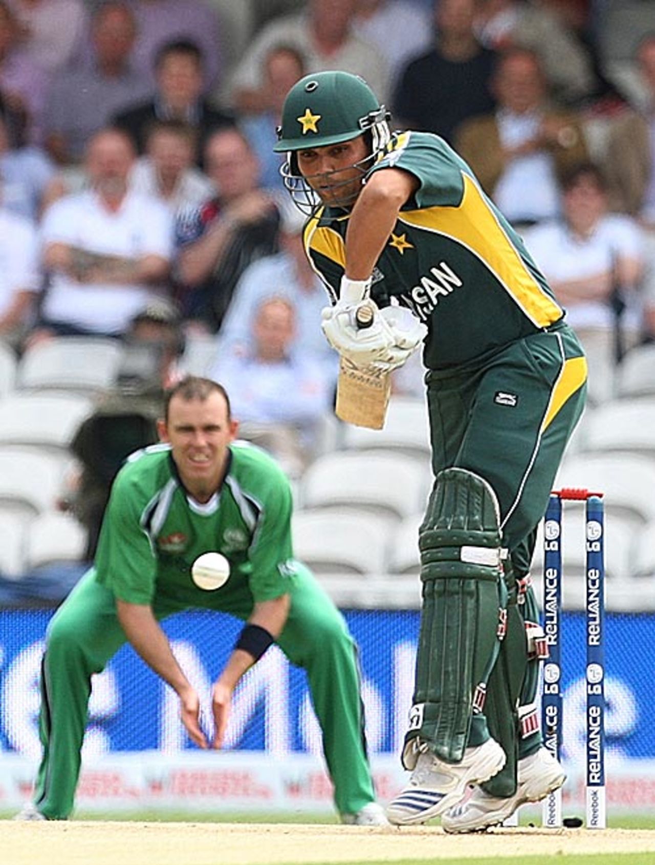 Kamran Akmal gets ready to defend, Ireland v Pakistan, ICC World Twenty20 Super Eights, The Oval, June 15, 2009