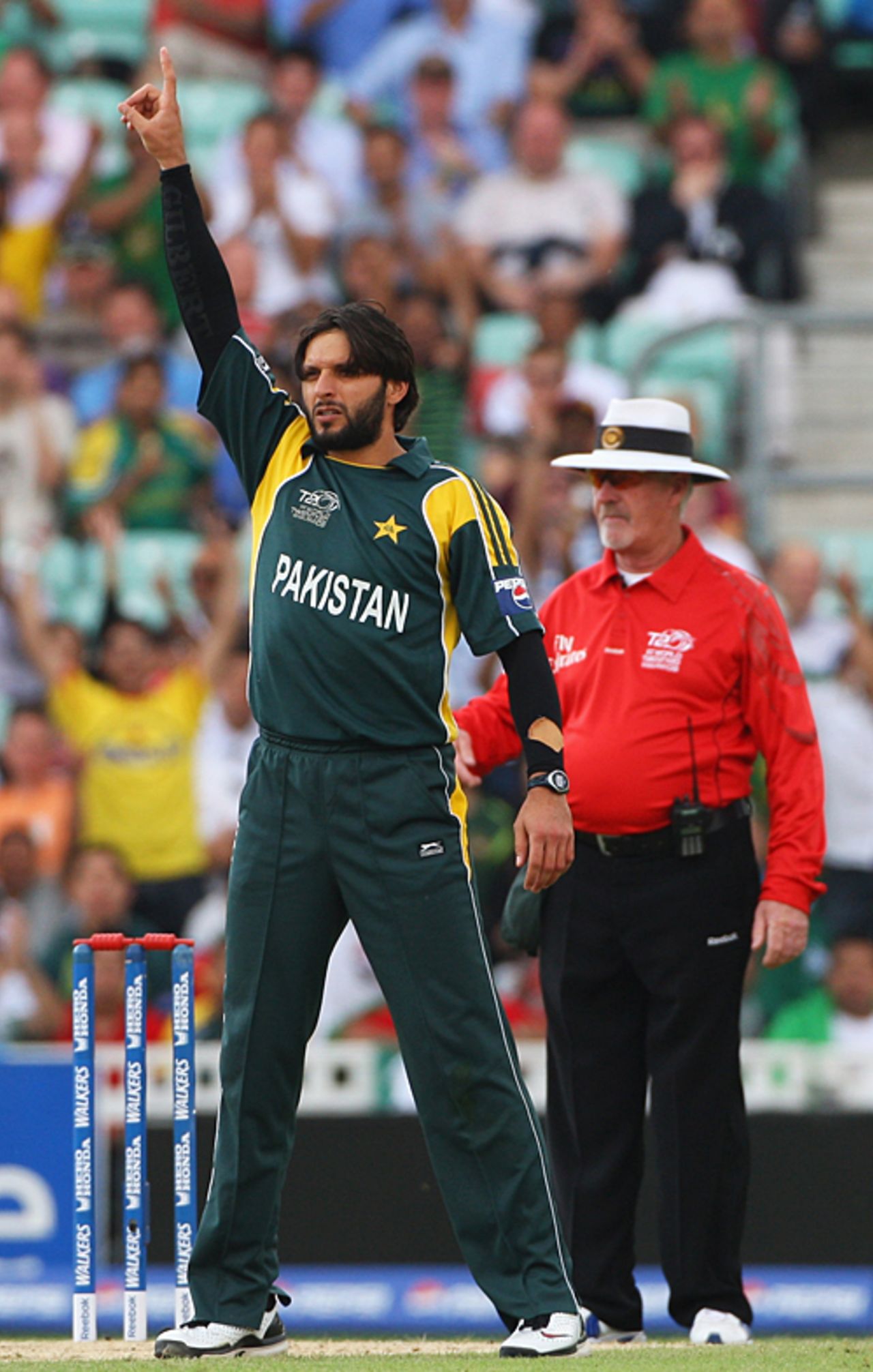 Shahid Afridi stands tall after sending back Paul Stirling, Ireland v Pakistan, ICC World Twenty20 Super Eights, The Oval, June 15, 2009
