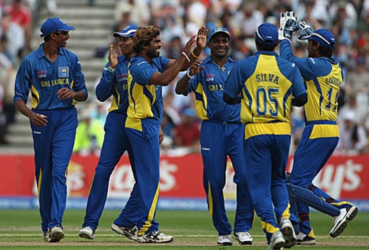Lasith Malinga is congratulated by team-mates for dismissing Aaron Redmond, New Zealand v Sri Lanka, ICC World Twenty20 Super Eights, Trent Bridge, June 16, 2009 
