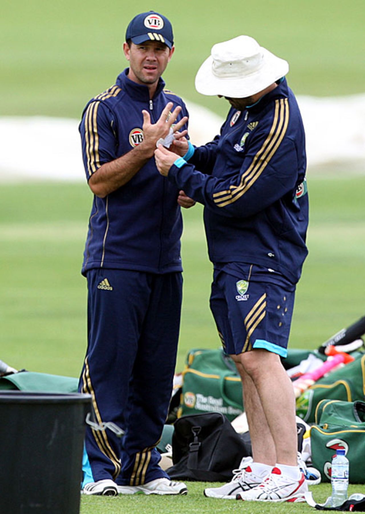 Ricky Ponting receives treatment on his fingers, London, June 18, 2009 