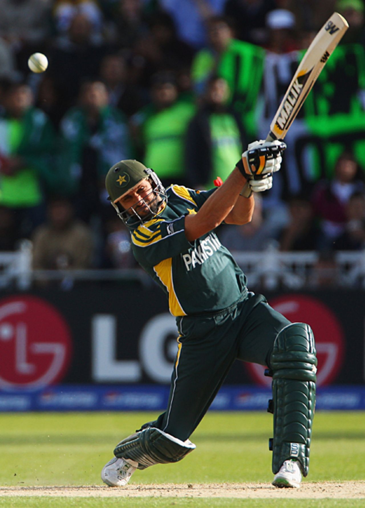 Shahid Afridi signals his aggressive intent, Pakistan v South Africa, ICC World Twenty20, 1st semi-final, Trent Bridge, June 18, 2009