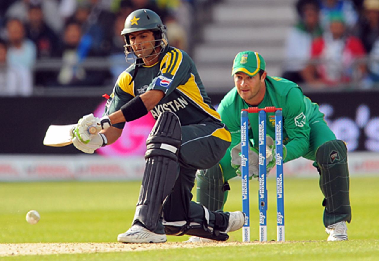 Shoaib Malik shapes to sweep, Pakistan v South Africa, ICC World Twenty20, 1st semi-final, Trent Bridge, June 18, 2009