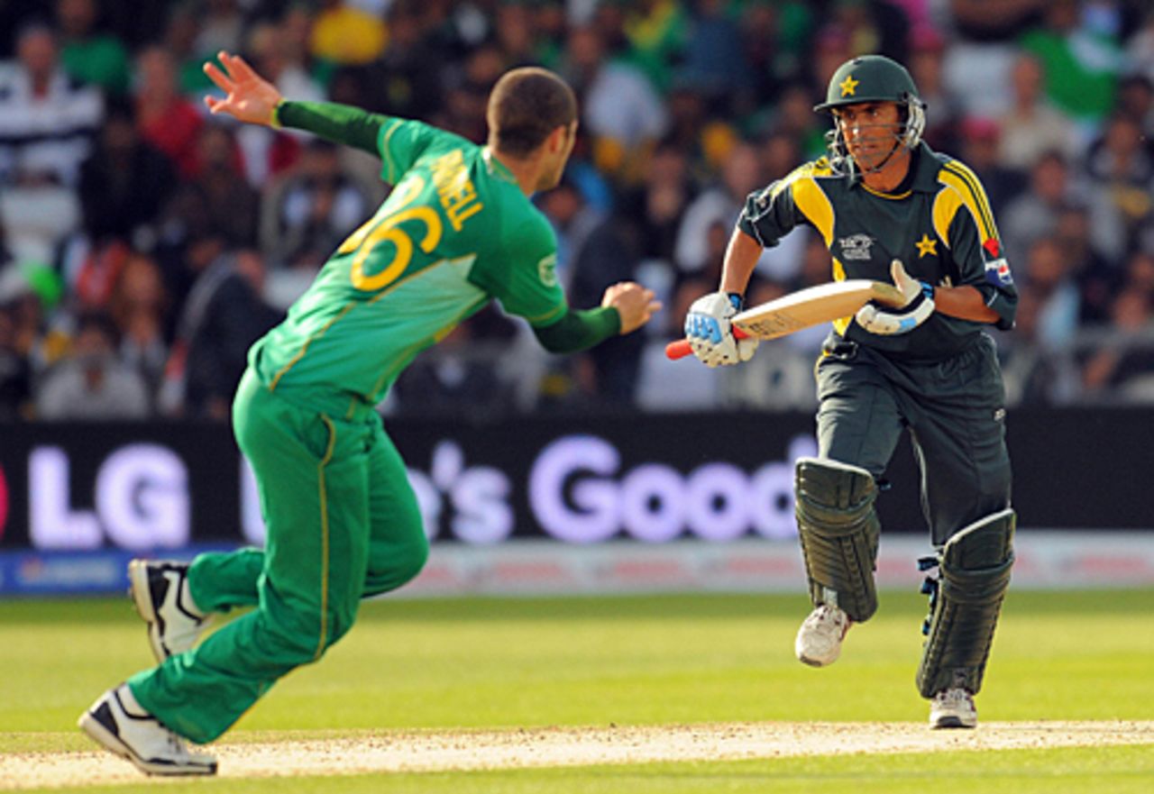 Younis Khan scampers through for a quick single, Pakistan v South Africa, ICC World Twenty20, 1st semi-final, Trent Bridge, June 18, 2009