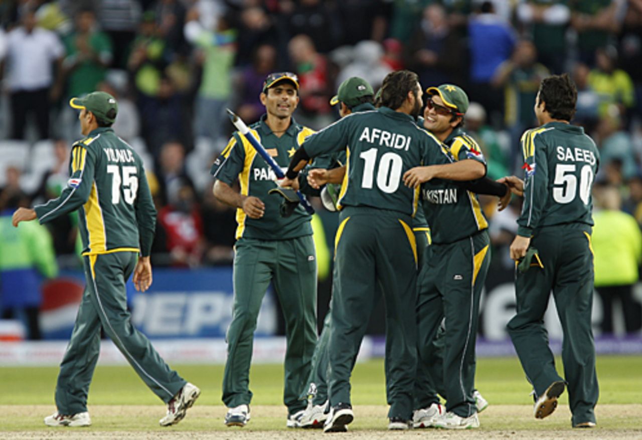 Pakistan players celebrate the victory, Pakistan v South Africa, ICC World Twenty20, 1st semi-final, Trent Bridge, June 18, 2009