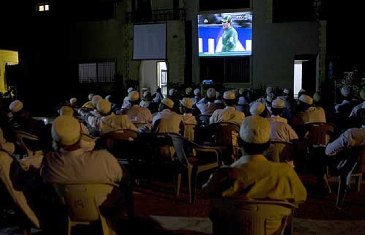 Fans watch Pakistan beat South Africa in the semi-final, Rawalpindi, June 18, 2009