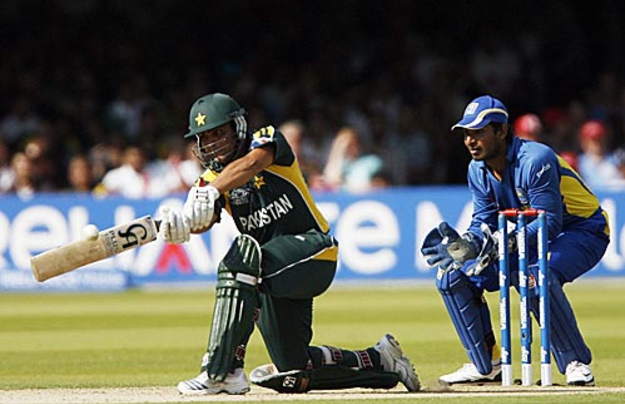 Kamran Akmal goes for the slog-sweep, Pakistan v Sri Lanka, ICC World Twenty20 final, Lord's, June 21, 2009 