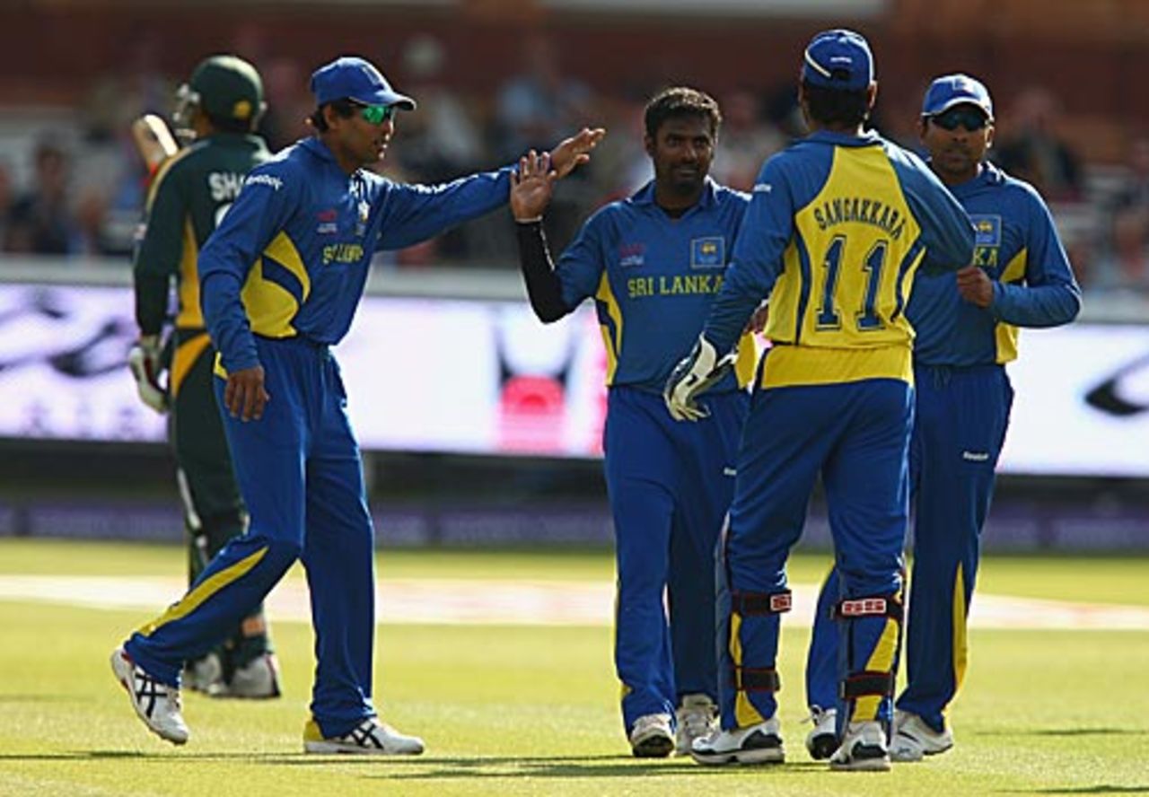 Team-mates congratulate Muttiah Muralitharan for dismissing Shahzaib Hasan, Pakistan v Sri Lanka, ICC World Twenty20 final, Lord's, June 21, 2009 