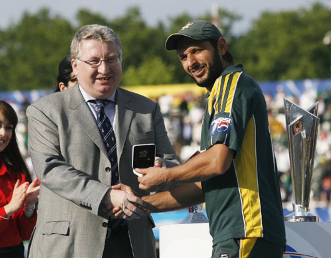 Shahid Afridi receives the Man-of-the-Match award, Pakistan v Sri Lanka, ICC World Twenty20 final, Lord's, June 21, 2009 
