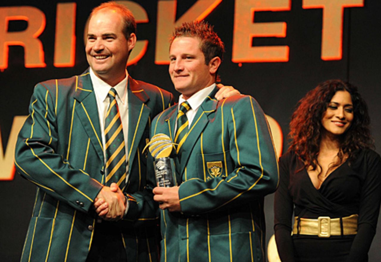 Mickey Arthur congratulates Roelof van der Merwe on picking up the Newcomer of the Year award at the 2009 SA Cricket Awards, Johannesburg, June 30, 2009
