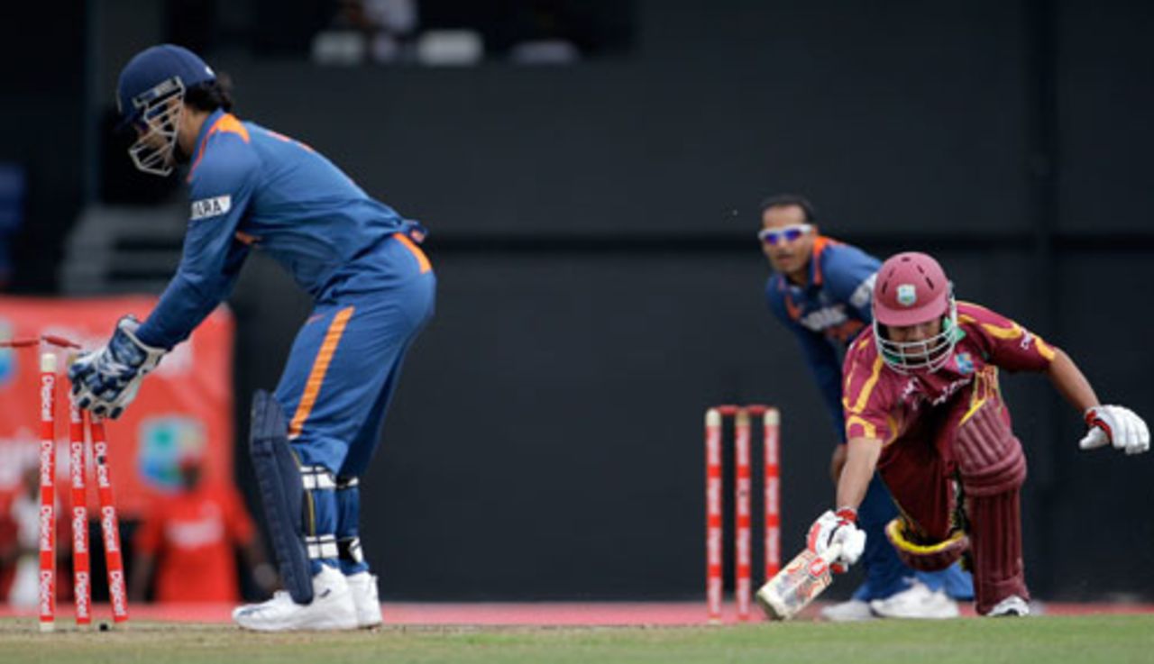 MS Dhoni whips off the bails before Ramnaresh Sarwan makes his ground, West Indies v India, 3rd ODI, St Lucia, July 3, 2009