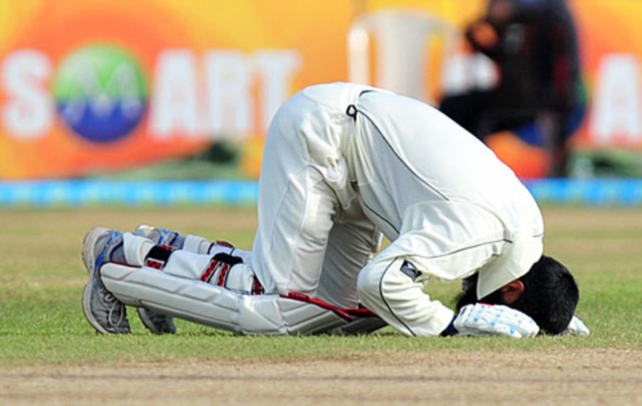 Mohammad Yousuf gets on his knees after reaching his century, Pakistan v Sri Lanka, 1st Test, Galle, 2nd day, July 5, 2009 