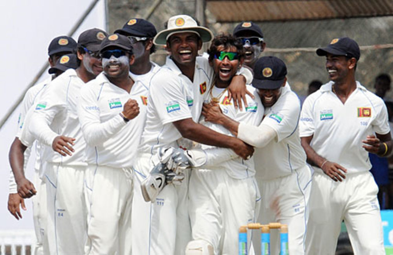 Sri Lanka celebrate the wicket of Abdur Rauf, Sri Lanka v Pakistan, 1st Test, Galle, 4th day, July 7, 2009