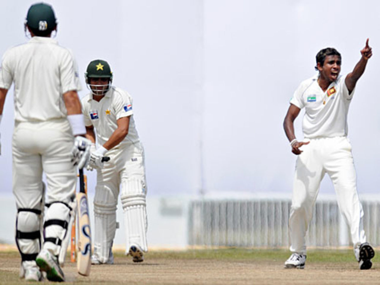Thilan Thushara appeals for Kamran Akmal's wicket, Sri Lanka v Pakistan, 1st Test, Galle, 4th day, July 7, 2009