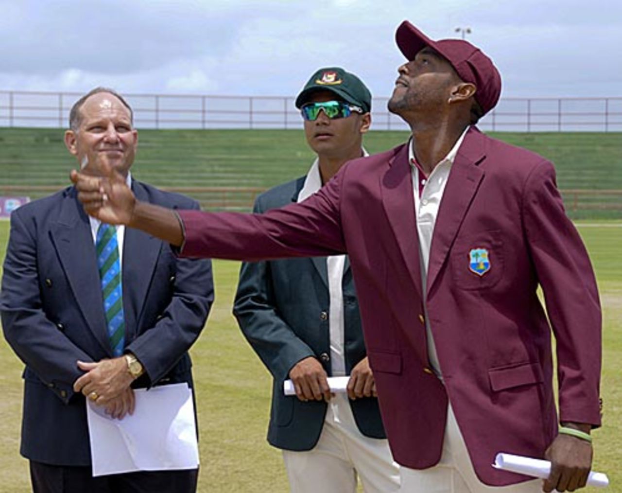 Newly appointed West Indies captain Floyd Reifer tosses the coin and Mashrafe Mortaza looks on, West Indies v Bangladesh, 1st Test, St Vincent, 1st day, July 9, 2009