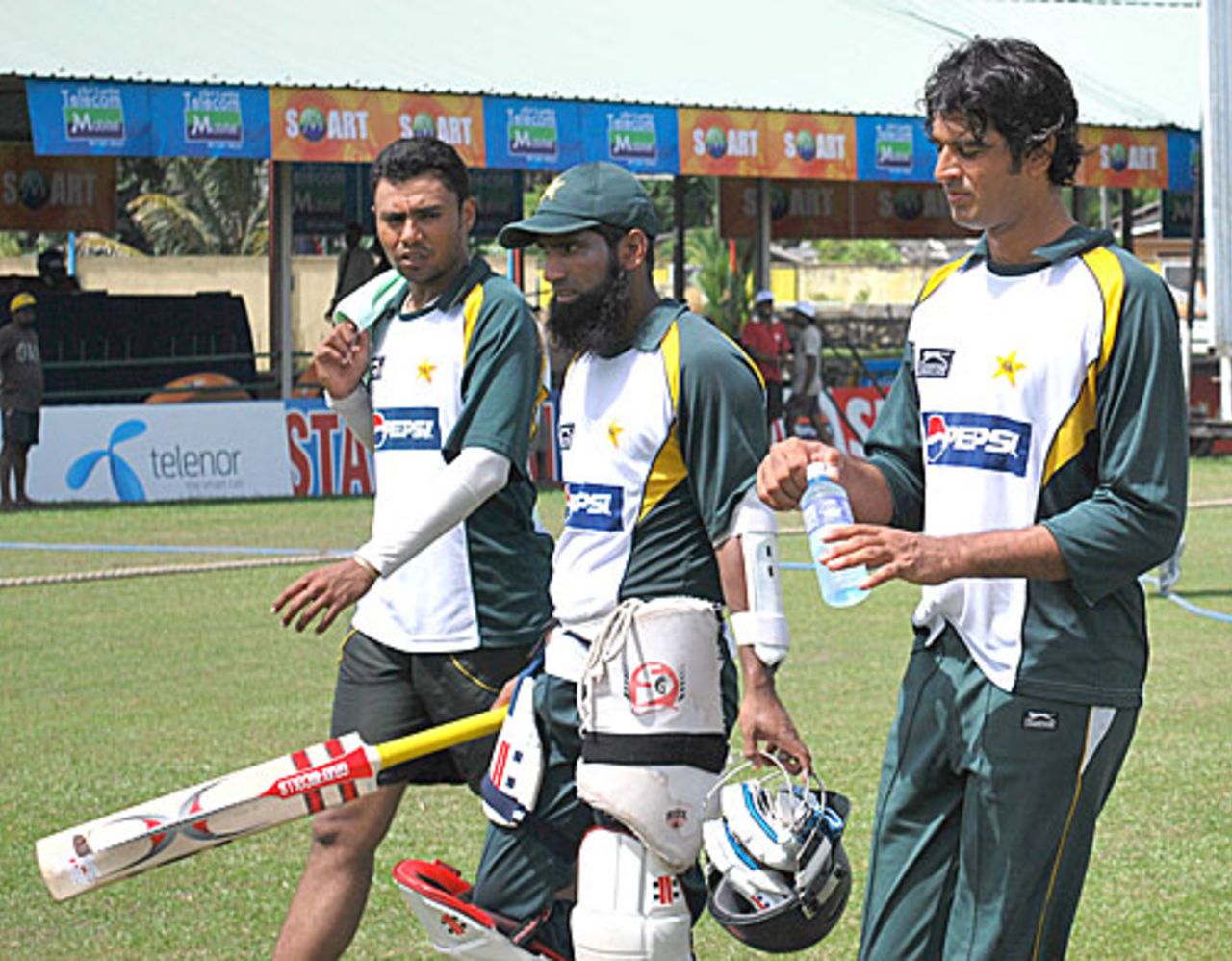 Danish Kaneria, Mohammad Yousuf and Abdur Rauf head for training, Colombo, July 10, 2009