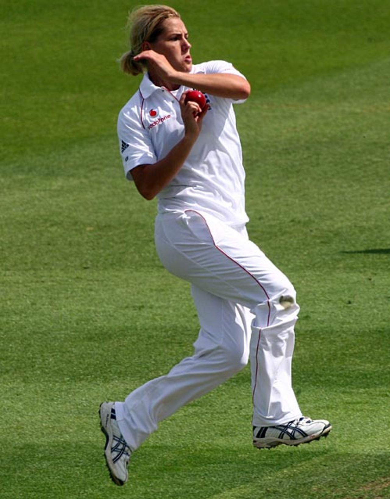 Katherine Brunt bowls, England v Australia, women's Test, Worcester, 1st day, July 10, 2009