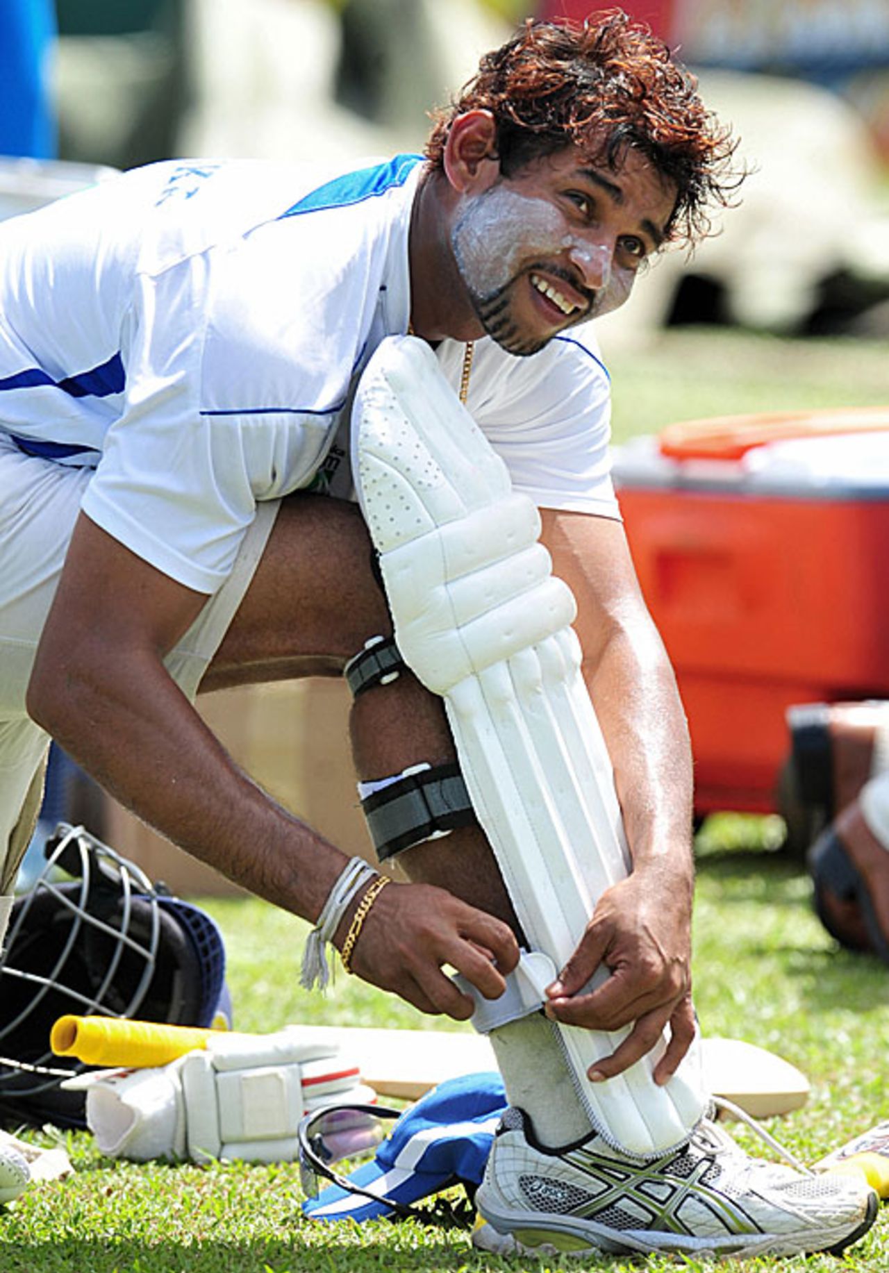 Tillakaratne Dilshan pads up, Colombo, July 11, 2009