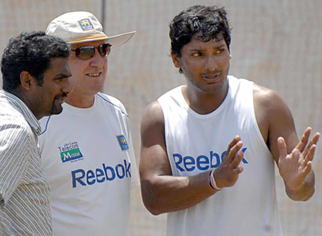 Kumar Sangakkara in discussion with Trevor Bayliss and Muttiah Muralitharan, Colombo, July 11, 2009