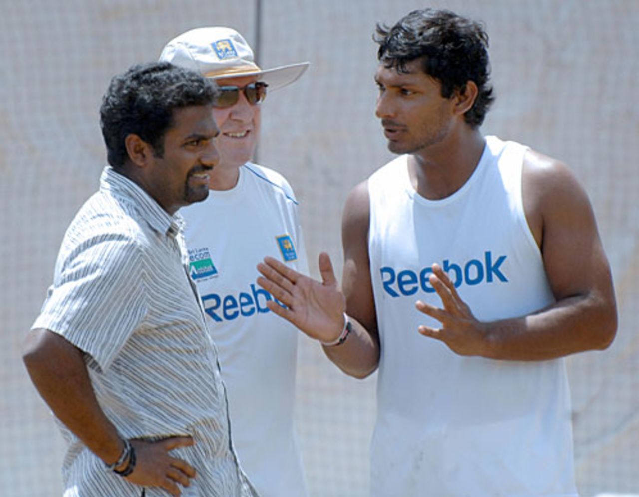 Kumar Sangakkara chats with Muttiah Muralitharan and coach Trevor Bayliss, Colombo, July 12, 2009