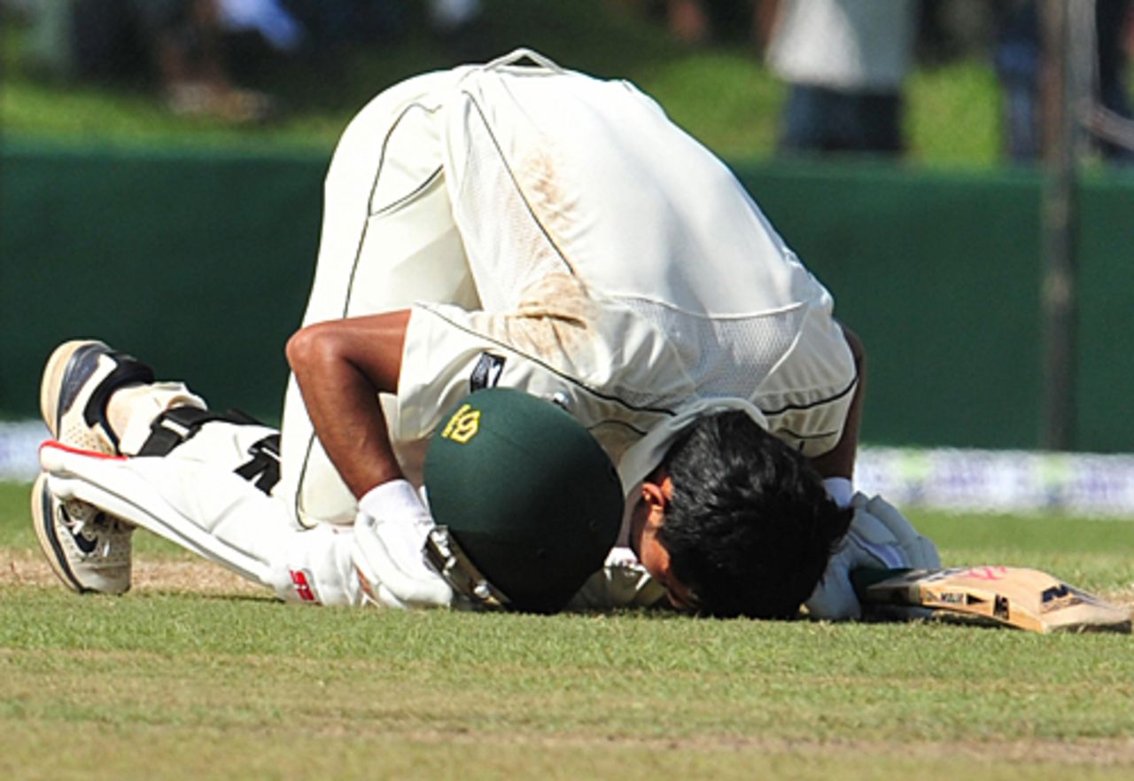 Fawad Alam kneels down on the pitch after getting to fifty, Sri Lanka v Pakistan, 2nd Test, Colombo, 2nd day, July 13, 2009