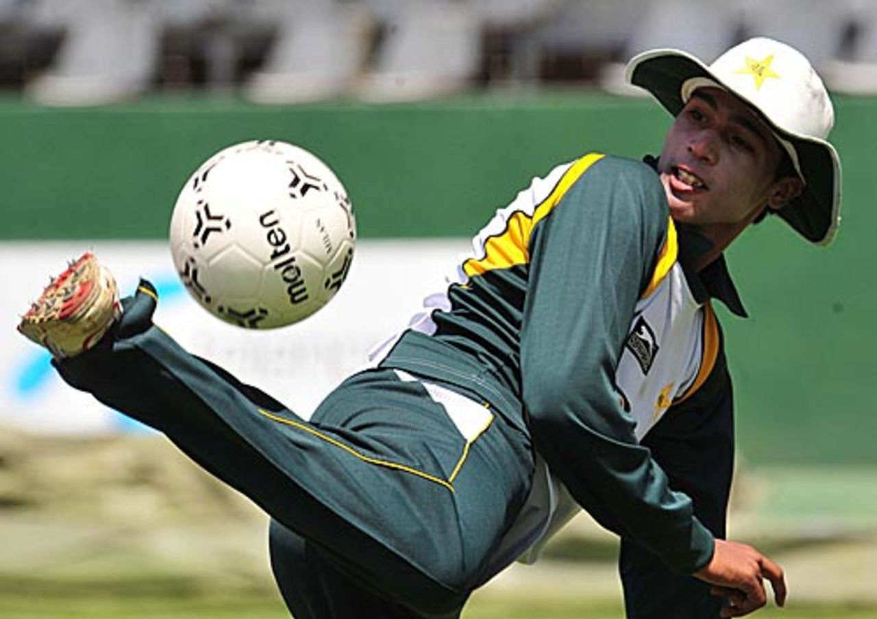 Mohammed Aamer shows off his skills at football, Colombo, July 18, 2009