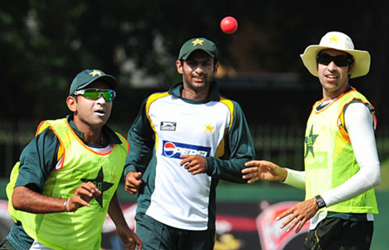 Faisal Iqbal, Shoaib Malik and Umar Gul in practice, Colombo, July 19, 2009