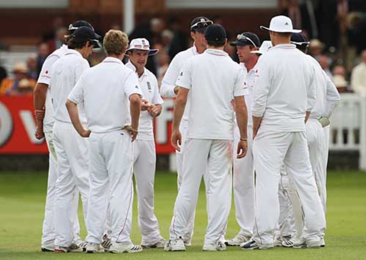 Andrew Strauss gets his team into a huddle before the new ball, England v Australia, 2nd Test, Lord's, 4th day, July 19, 2009