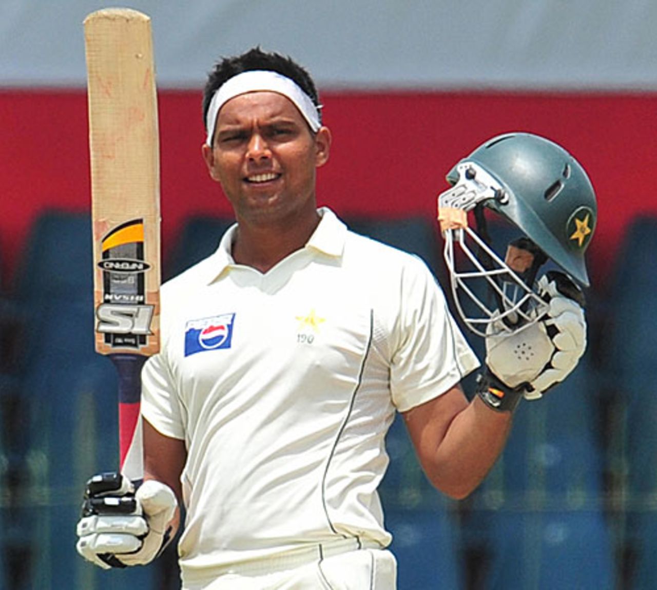 Khurram Manzoor celebrates his fifty, Sri Lanka v Pakistan, 3rd Test, 1st day, Colombo, July 20, 2009