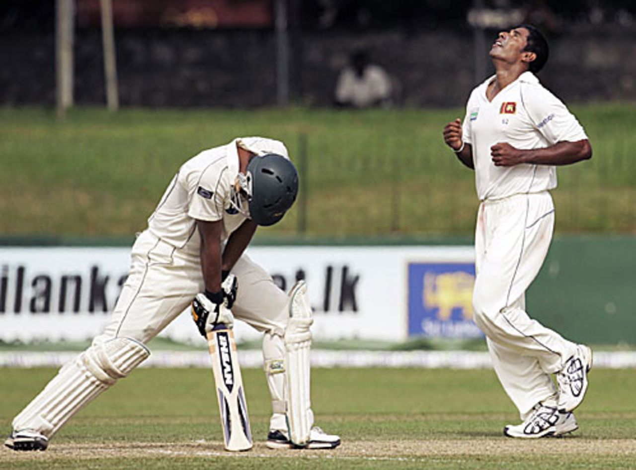 Chaminda Vaas dismissed Khurram Manzoor for 93, Sri Lanka v Pakistan, 3rd Test, 1st day, Colombo, July 20, 2009 