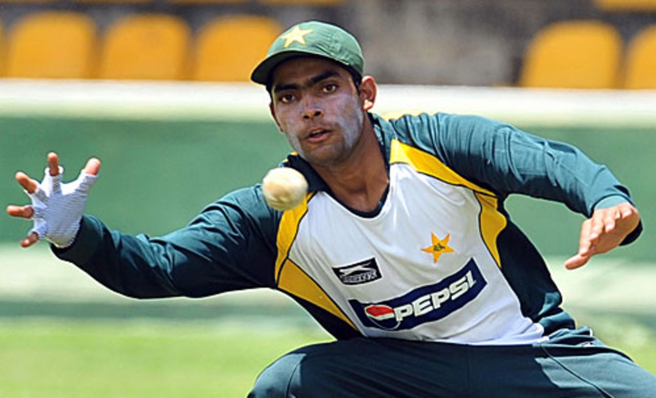 Umar Akmal attempts a one-handed catch, Dambulla, July 28, 2009