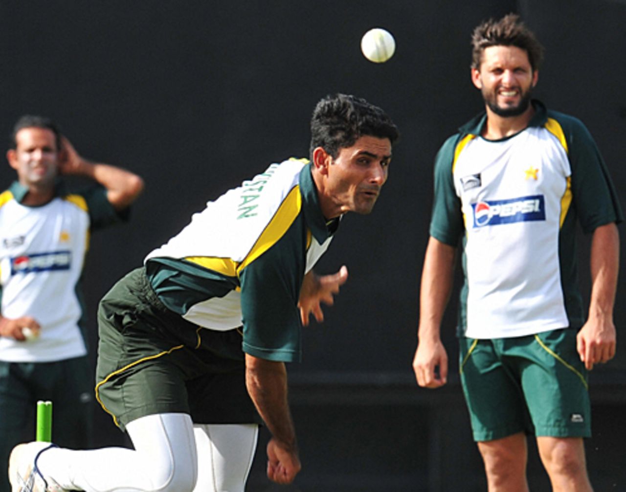 Abdul Razzaq works up a sweat during the nets session, Dambulla, July 29, 2009