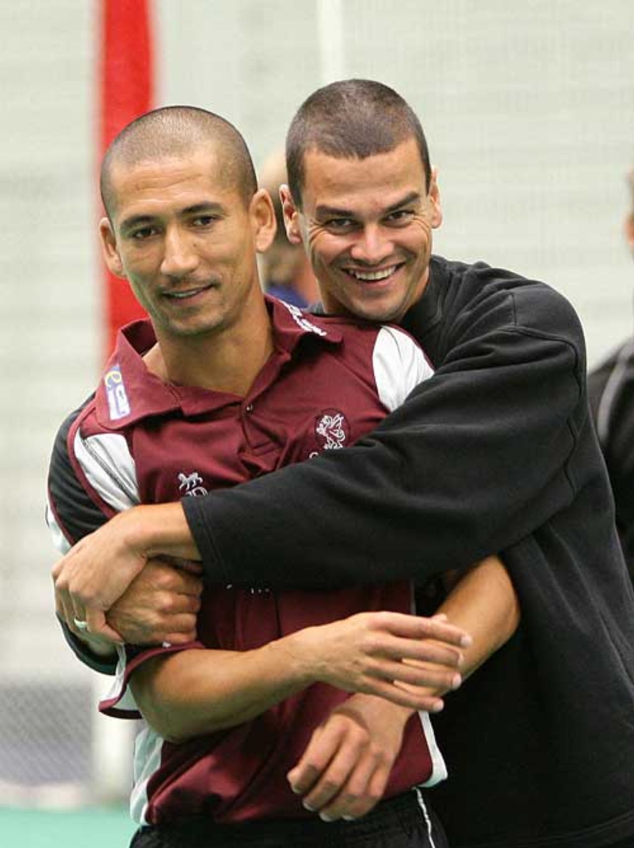 Zander de Bruyn hugs Alfonso Thomas after Somerset's bowl-out win, Lancashire v Somerset, Twenty20 quarter-final, Old Trafford July 30, 2009