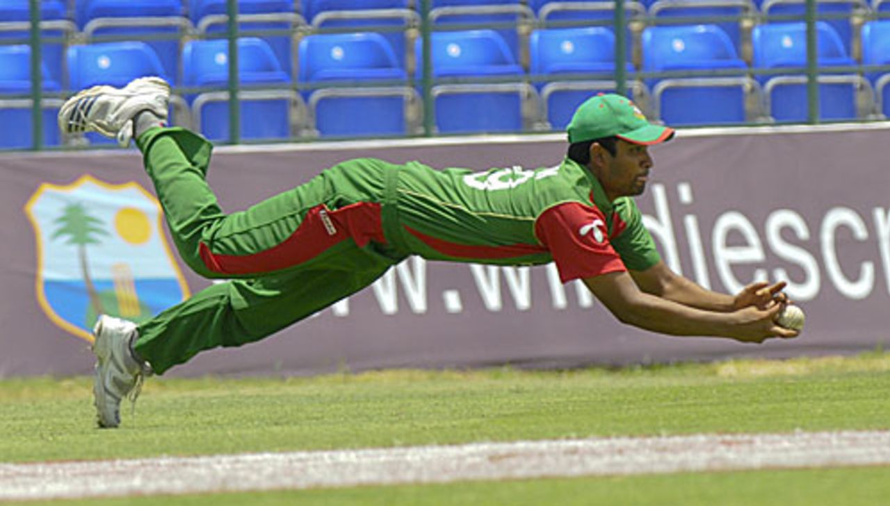 Tamim Iqbal takes a spectacular catch to dismiss Kemar Roach, West Indies v Bangladesh, 3rd ODI, Basseterre, July 31, 2009 
