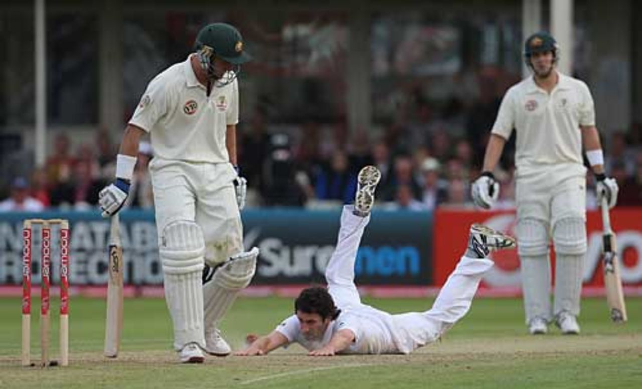 Graham Onions' sprawling effort isn't quite enough to catch Mike Hussey, England v Australia, 3rd Test, Edgbaston, 4th day, August 2, 2009