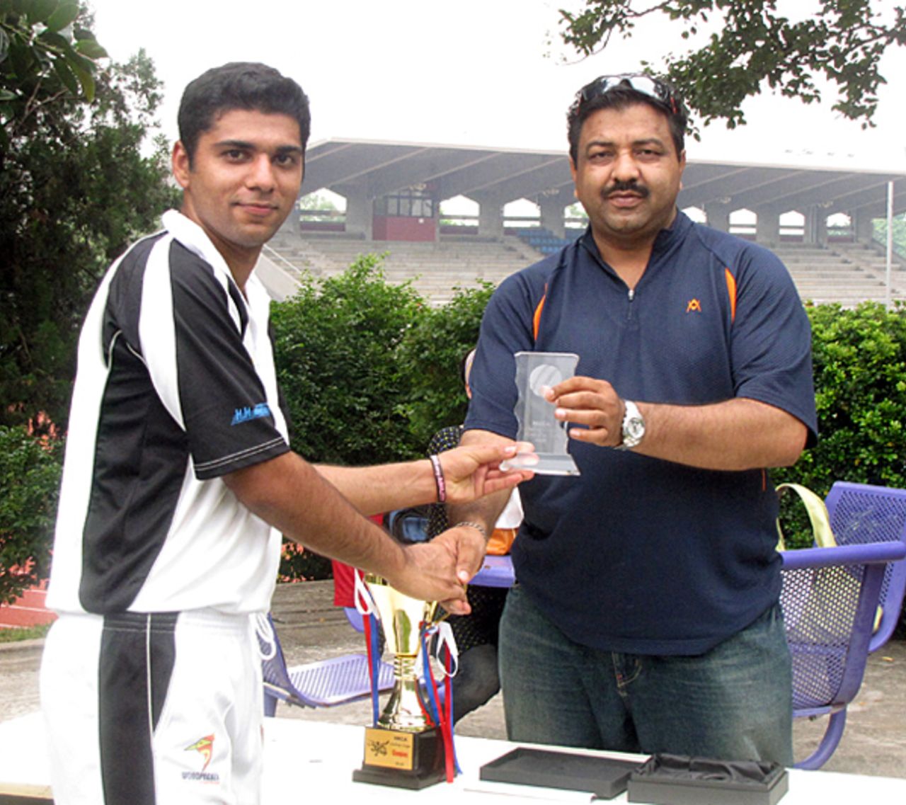 Zeeshan Haider receives the Challenge League's Player of the League award for 2008-09 from Muhammeed Ilyas Alex