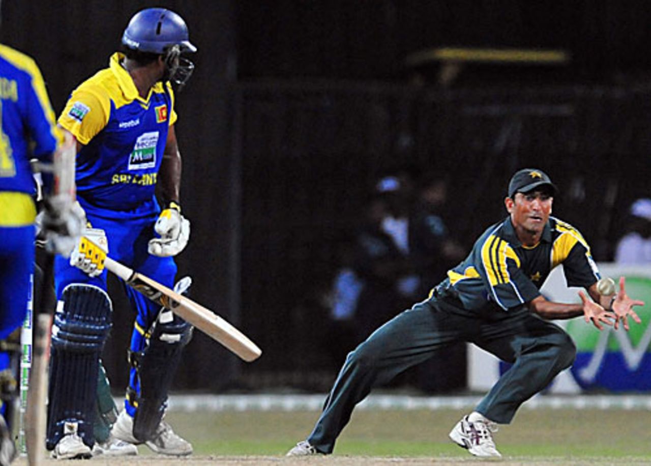 Thilina Kandamby offers a catch to Younis Khan, Sri Lanka v Pakistan, 4th ODI, R Premadasa Stadium, Colombo, August 7, 2009 