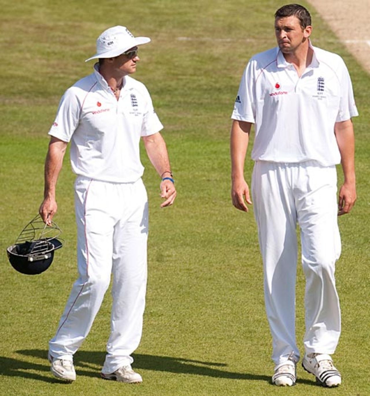Andrew Strauss has a word with Steve Harmison , England v Australia, 4th Test, Headingley, 2nd day, August 8, 2009
