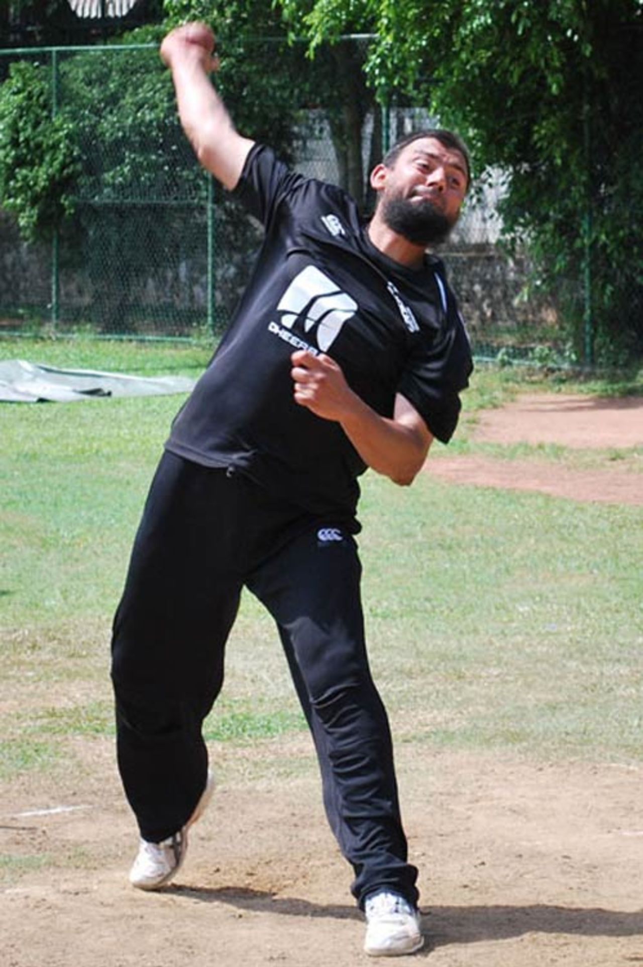 Saqlain Mushtaq in his delivery stride, Colts cricket ground, Colombo, August 8, 2009